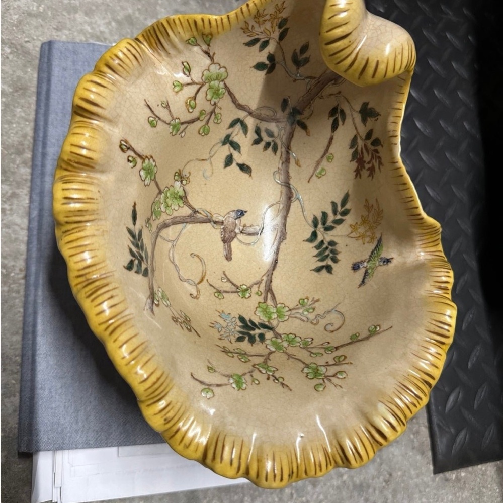 Hua Rong Tang Zhi Vintage Shell Crackle Bowl
